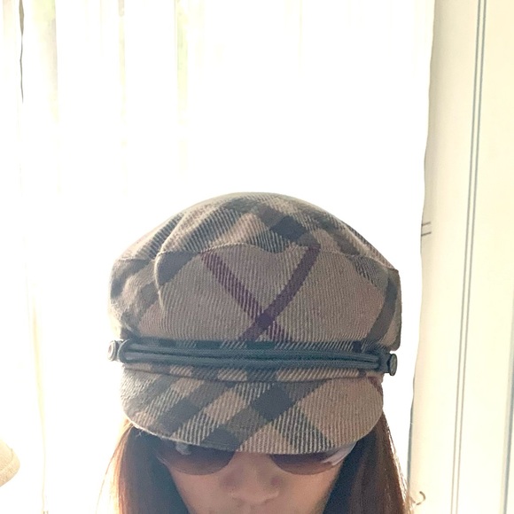Burberry Accessories - Burberry newsboy cap